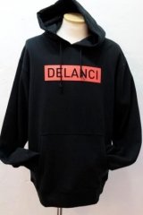 <img class='new_mark_img1' src='//img.shop-pro.jp/img/new/icons14.gif' style='border:none;display:inline;margin:0px;padding:0px;width:auto;' />DELANCI RED BOX LOGO PULLOVER HOODIE  BLACK