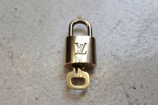 <img class='new_mark_img1' src='//img.shop-pro.jp/img/new/icons50.gif' style='border:none;display:inline;margin:0px;padding:0px;width:auto;' />LOUIS VUITTON VINTAGE PADLOCK NECKLACE 317A