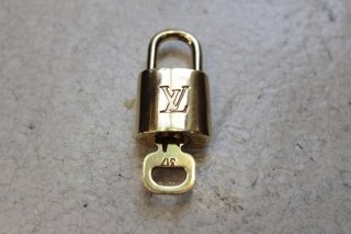 <img class='new_mark_img1' src='//img.shop-pro.jp/img/new/icons50.gif' style='border:none;display:inline;margin:0px;padding:0px;width:auto;' />LOUIS VUITTON VINTAGE PADLOCK NECKLACE 317B