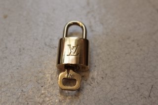 <img class='new_mark_img1' src='//img.shop-pro.jp/img/new/icons50.gif' style='border:none;display:inline;margin:0px;padding:0px;width:auto;' />LOUIS VUITTON VINTAGE PADLOCK NECKLACE 323A