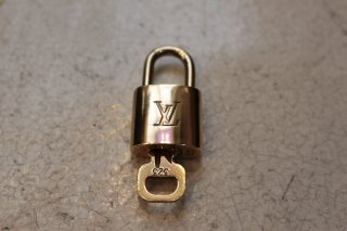 <img class='new_mark_img1' src='//img.shop-pro.jp/img/new/icons50.gif' style='border:none;display:inline;margin:0px;padding:0px;width:auto;' />LOUIS VUITTON VINTAGE PADLOCK NECKLACE 323B